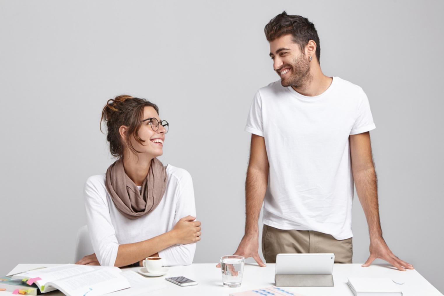 Oficina moderna de cernoneuroeon con espacios colaborativos diseñados para consultas financieras personalizadas